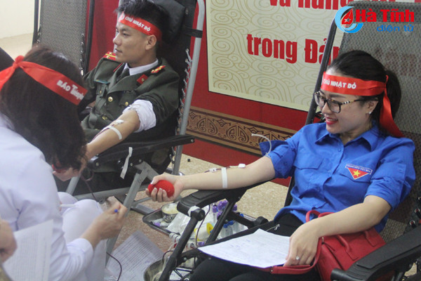 bi thu tinh uy chung vui ngay hoi chu nhat do hien mau cuu nguoi