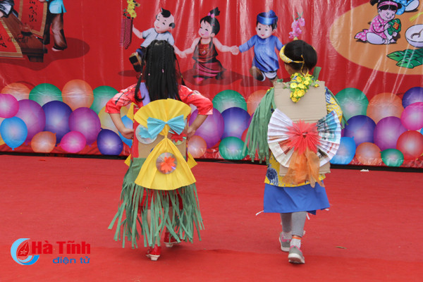 photo doc dao thoi trang tai che do cac mau nhi trinh dien