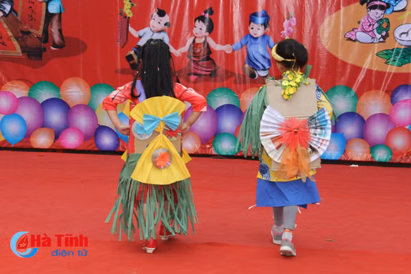 photo doc dao thoi trang tai che do cac mau nhi trinh dien