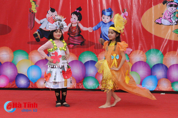 photo doc dao thoi trang tai che do cac mau nhi trinh dien