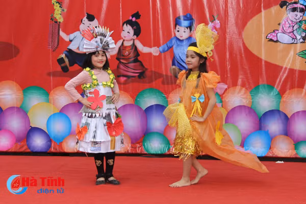 photo doc dao thoi trang tai che do cac mau nhi trinh dien