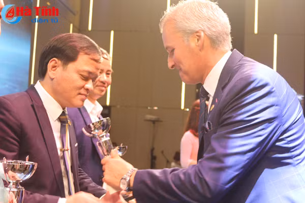 aia ha tinh can moc 82 ty dong doanh thu nam 2017