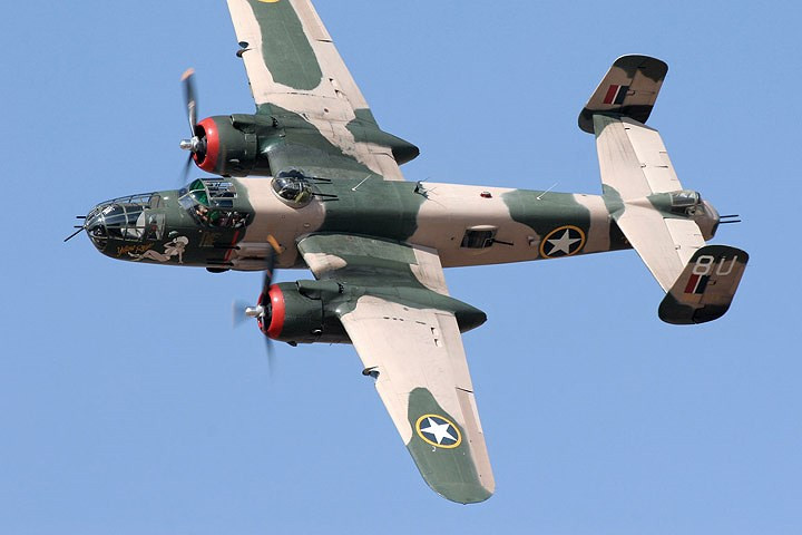 sieu pham oanh tac co bong hong vang b 25 van bay tot sau 80 nam