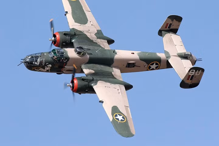 sieu pham oanh tac co bong hong vang b 25 van bay tot sau 80 nam