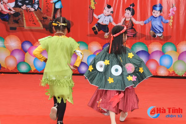 photo doc dao thoi trang tai che do cac mau nhi trinh dien