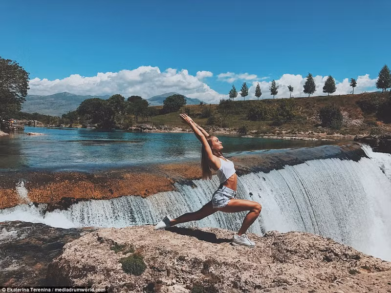 thieu nu nga mang niem dam me yoga di du lich khap the gioi