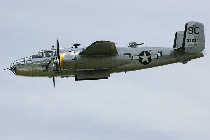 may bay chien binh dai bang cap bom b 25d tung canh day uy luc