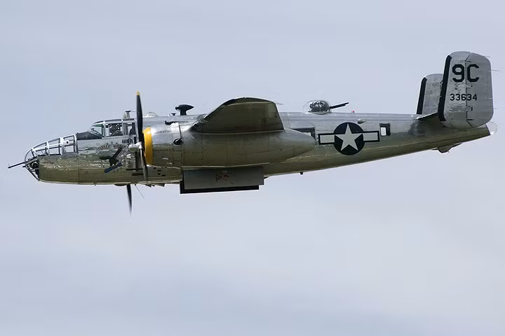 may bay chien binh dai bang cap bom b 25d tung canh day uy luc