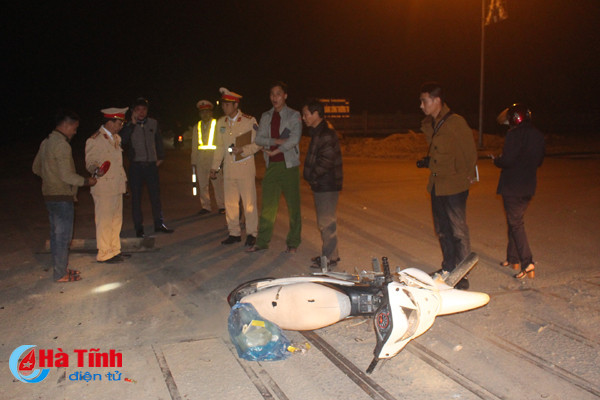 dam o to 2 thanh nien di xe may nhap vien cap cuu