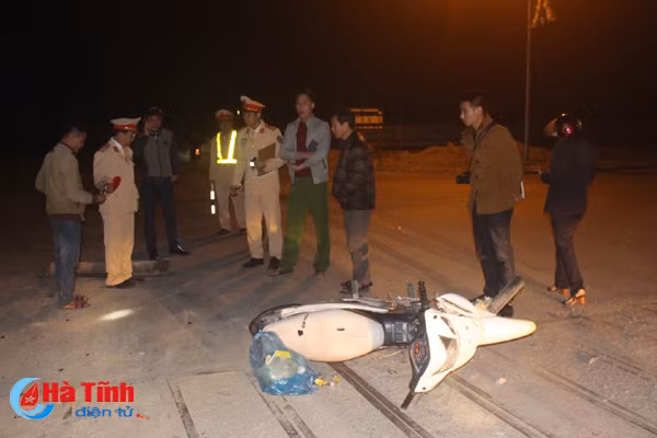 dam o to 2 thanh nien di xe may nhap vien cap cuu