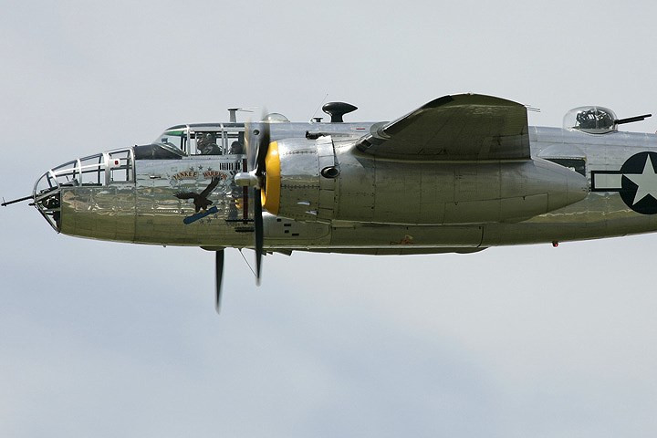 may bay chien binh dai bang cap bom b 25d tung canh day uy luc