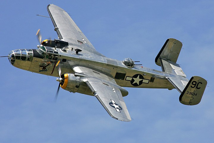 may bay chien binh dai bang cap bom b 25d tung canh day uy luc