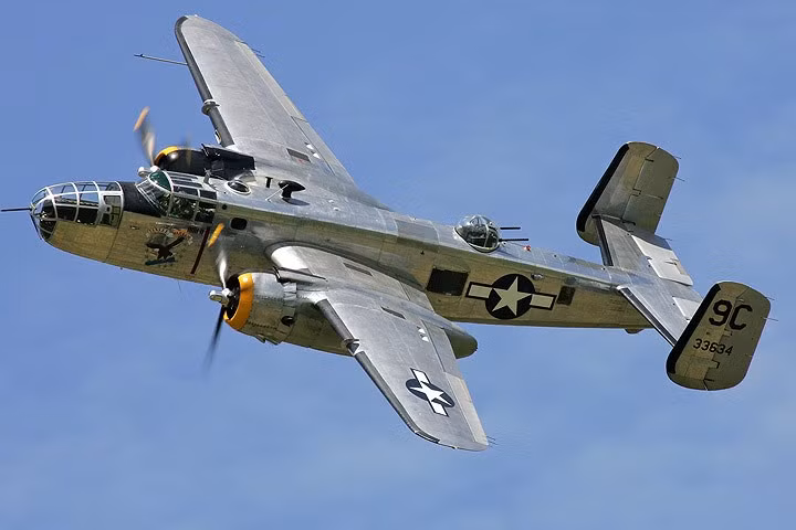 may bay chien binh dai bang cap bom b 25d tung canh day uy luc