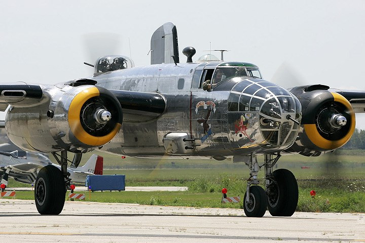 may bay chien binh dai bang cap bom b 25d tung canh day uy luc