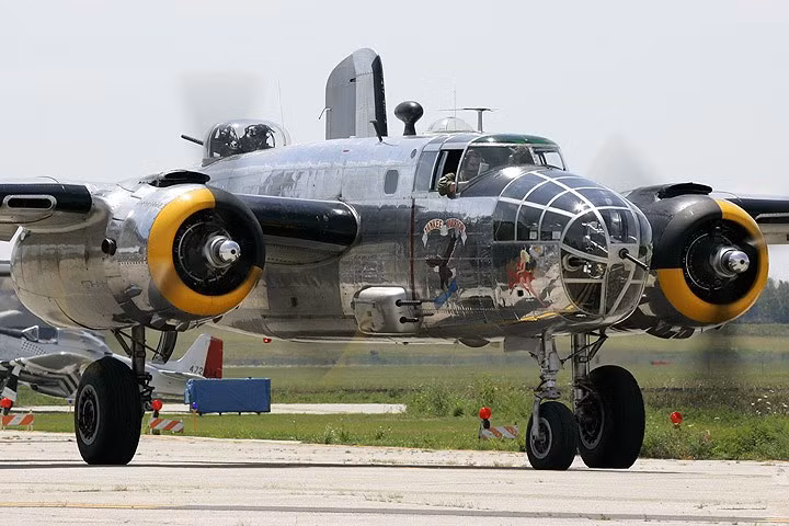 may bay chien binh dai bang cap bom b 25d tung canh day uy luc