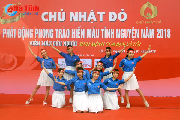 bi thu tinh uy chung vui ngay hoi chu nhat do hien mau cuu nguoi