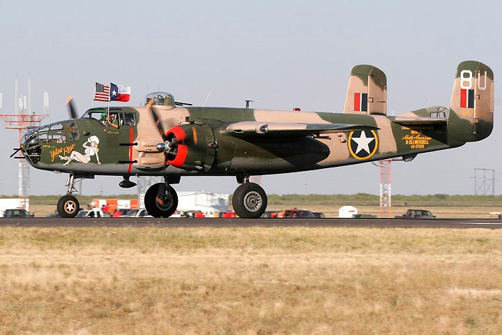 sieu pham oanh tac co bong hong vang b 25 van bay tot sau 80 nam