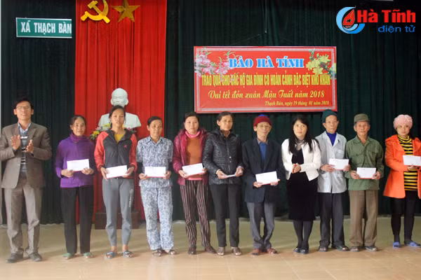 bao ha tinh trao 30 suat qua cho gia dinh kho khan o thach ban