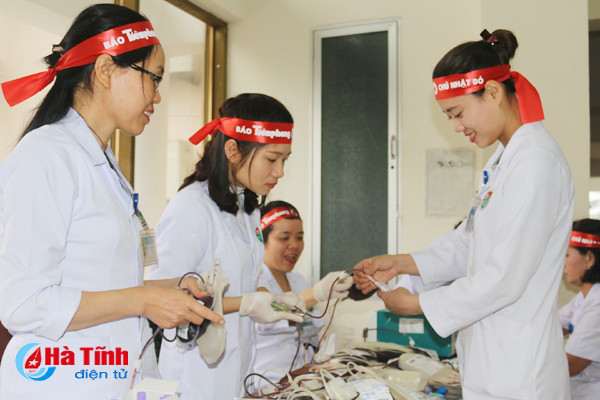 bi thu tinh uy chung vui ngay hoi chu nhat do hien mau cuu nguoi