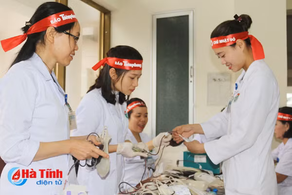 bi thu tinh uy chung vui ngay hoi chu nhat do hien mau cuu nguoi