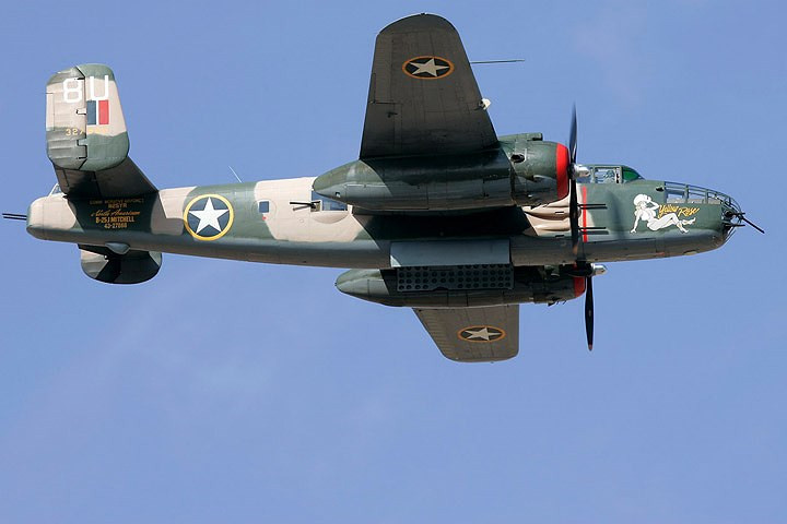 sieu pham oanh tac co bong hong vang b 25 van bay tot sau 80 nam