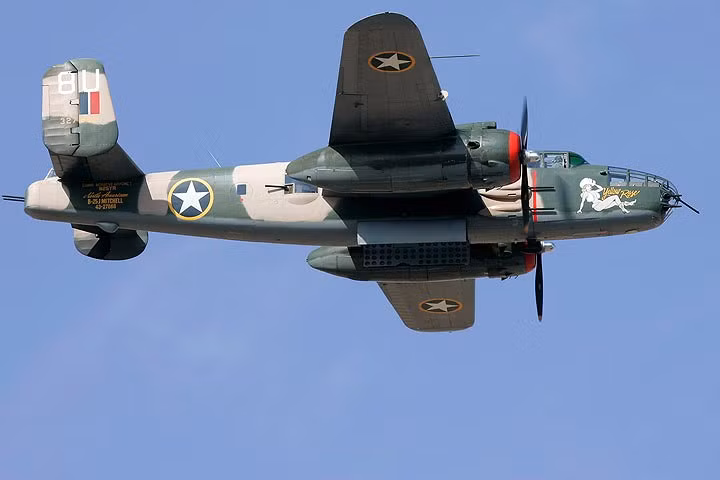 sieu pham oanh tac co bong hong vang b 25 van bay tot sau 80 nam