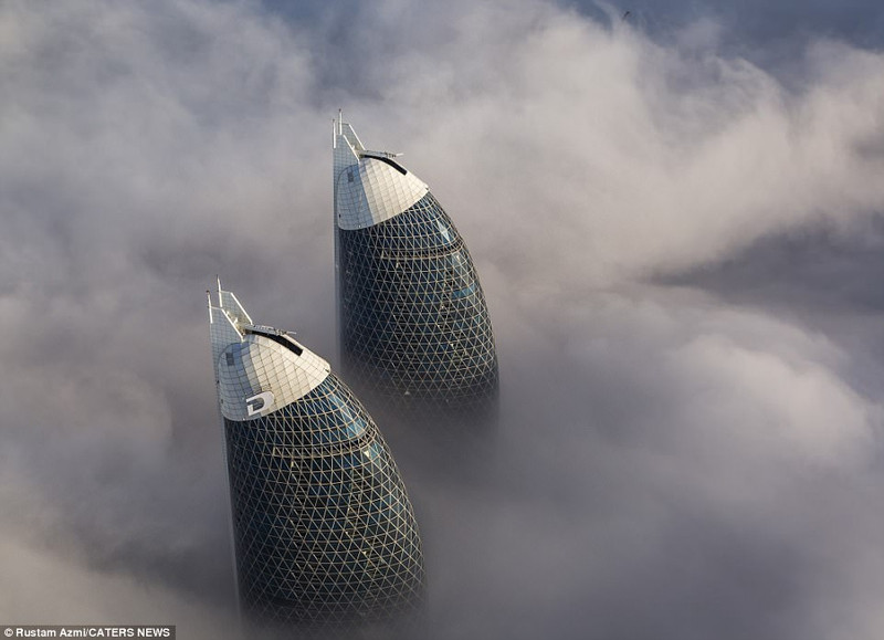 nhung toa nha choc troi giua bien suong mu day dac o dubai