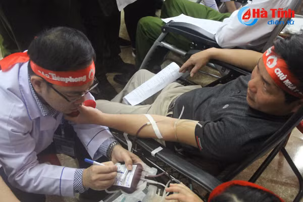 bi thu tinh uy chung vui ngay hoi chu nhat do hien mau cuu nguoi