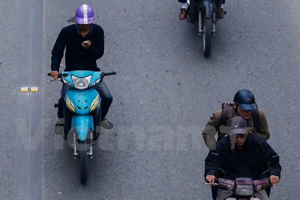 Đề xuất cấm sử dụng điện thoại di động khi đang lái xe ôtô ảnh 1 de xuat cam su dung dien thoai di dong khi dang lai xe oto