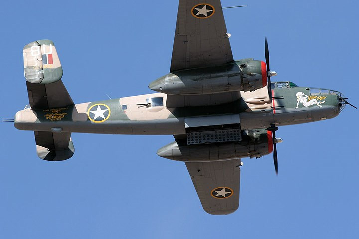 sieu pham oanh tac co bong hong vang b 25 van bay tot sau 80 nam