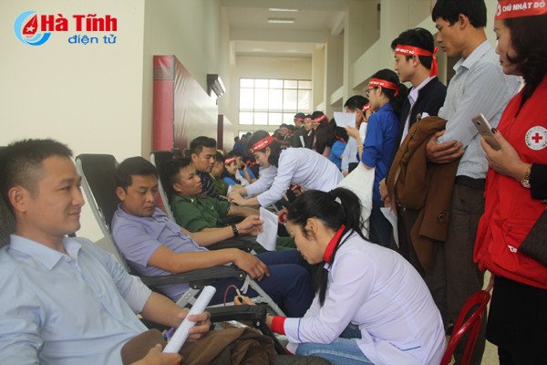 bi thu tinh uy chung vui ngay hoi chu nhat do hien mau cuu nguoi