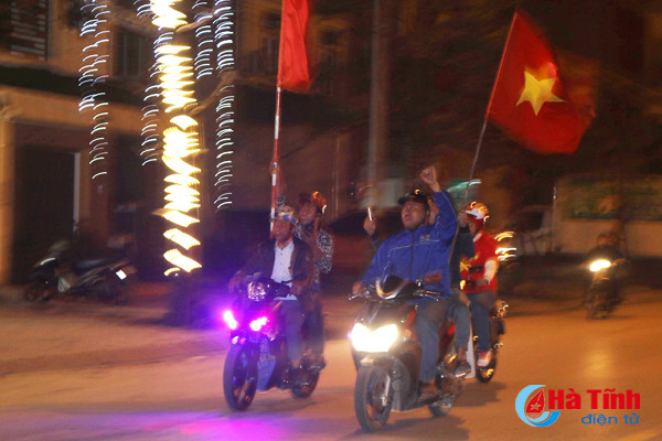 nguoi dan ha tinh ra duong an mung chien thang lich su cua u23 viet nam