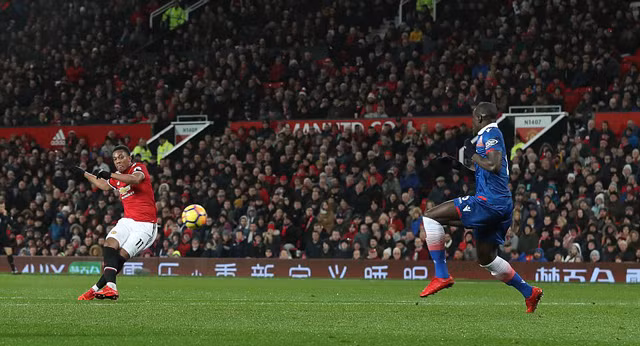 dai thang stoke m u thu hep khoang cach voi man city