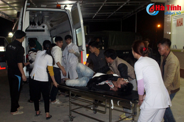 dam o to 2 thanh nien di xe may nhap vien cap cuu