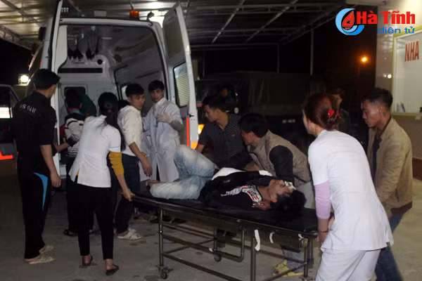 dam o to 2 thanh nien di xe may nhap vien cap cuu