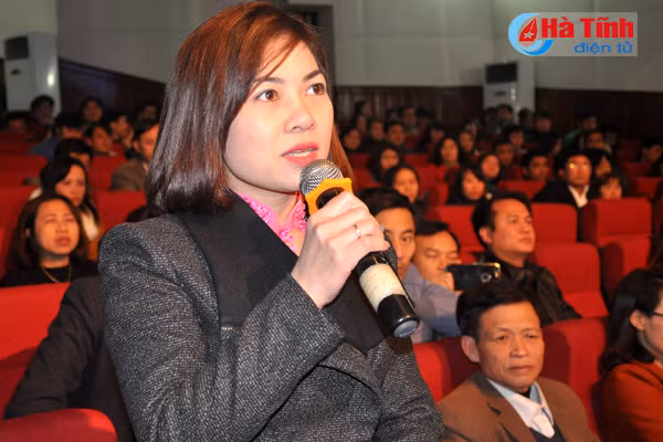 lanh dao ha tinh doi thoai bieu duong nguoi lao dong tieu bieu