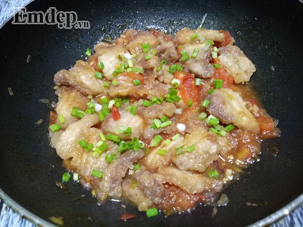 chi voi 20 phut lam ngay mon thit chien sot ca ca nha deu thich