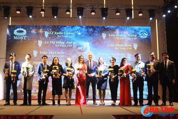 aia ha tinh can moc 82 ty dong doanh thu nam 2017