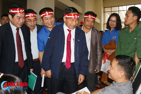 bi thu tinh uy chung vui ngay hoi chu nhat do hien mau cuu nguoi