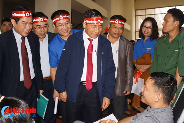 bi thu tinh uy chung vui ngay hoi chu nhat do hien mau cuu nguoi