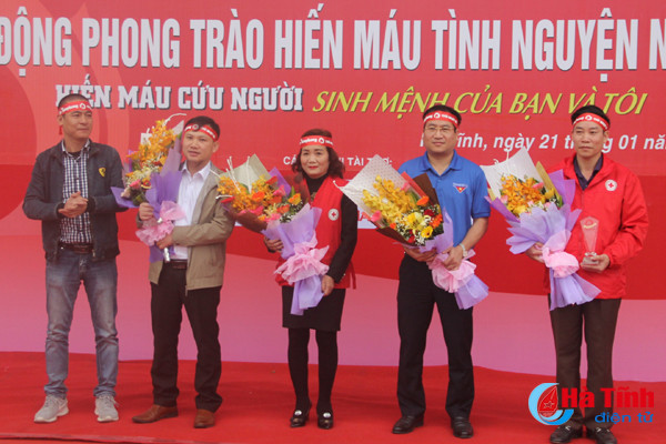 bi thu tinh uy chung vui ngay hoi chu nhat do hien mau cuu nguoi