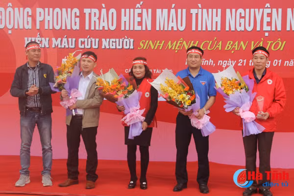 bi thu tinh uy chung vui ngay hoi chu nhat do hien mau cuu nguoi