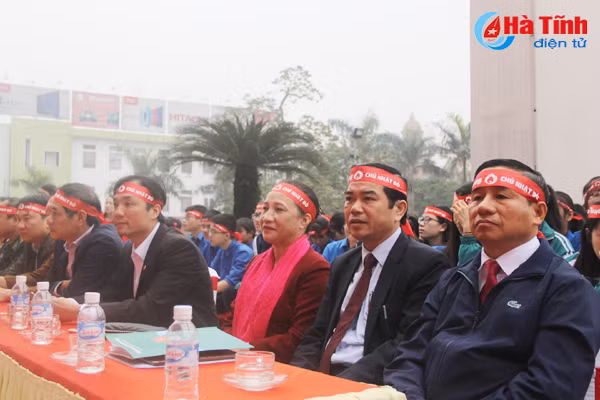 bi thu tinh uy chung vui ngay hoi chu nhat do hien mau cuu nguoi