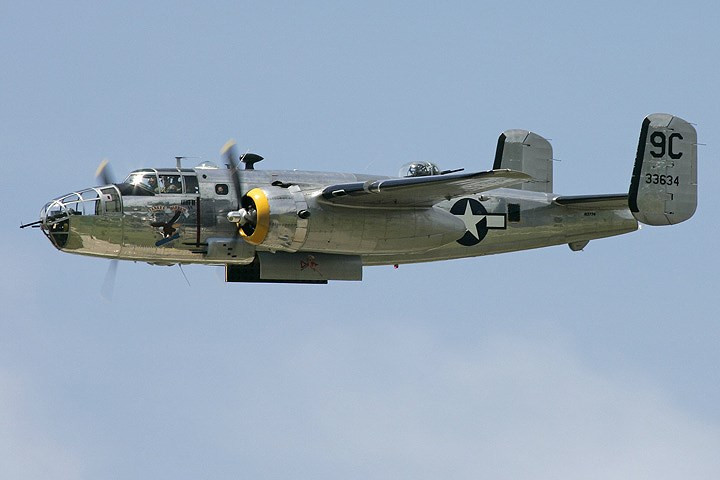 may bay chien binh dai bang cap bom b 25d tung canh day uy luc