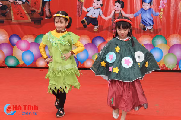 photo doc dao thoi trang tai che do cac mau nhi trinh dien