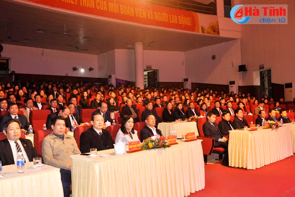 lanh dao ha tinh doi thoai bieu duong nguoi lao dong tieu bieu