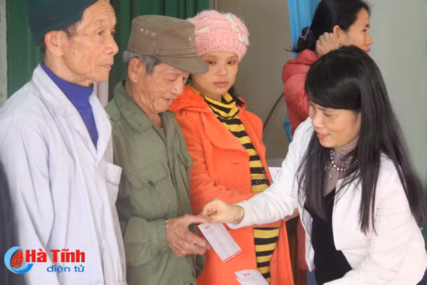 bao ha tinh trao 30 suat qua cho gia dinh kho khan o thach ban