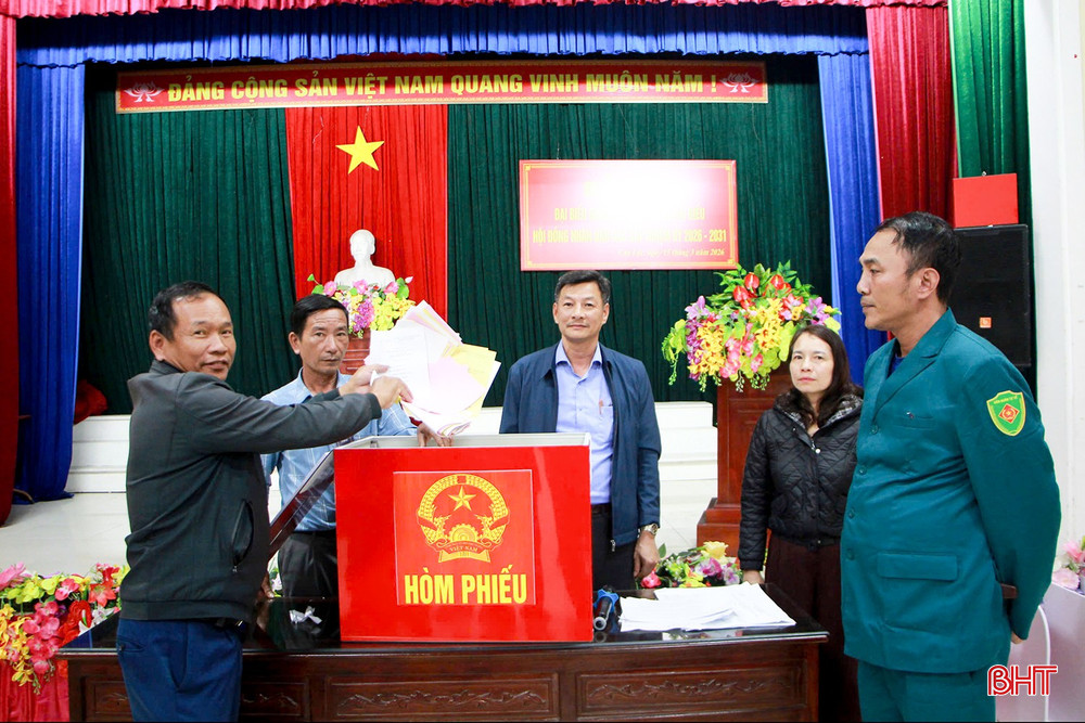 Đúng 19 giờ ngày 15/3, các tổ bầu cử ở xã Can Lộc đã tiến hành công tác kiểm phiếu theo phương châm công khai, minh bạch, đúng quy trình, đảm bảo quy định và an toàn. Sau khi mở hòm phiếu, các tổ trưởng tổ bầu cử đã phân công các thành viên để thực hiện việc kiểm phiếu đối với từng loại phiếu bầu.