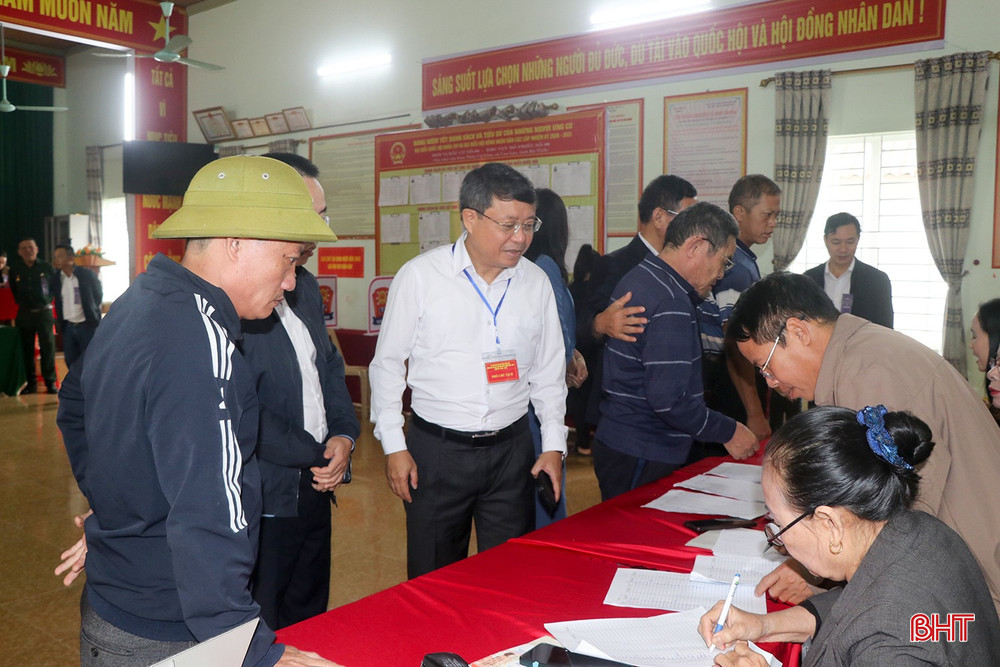 Ngay sau khi thực hiện quyền công dân tại địa phương, Phó Chủ tịch Thường trực HĐND tỉnh Dương Tất Thắng đã đi kiểm tra tại khu vực bỏ phiếu số 9 và khu vực bỏ phiếu số 16 xã Can Lộc. Tại đây, lãnh đạo địa phương đã báo cáo với đoàn về tình hình tổ chức bầu cử, công tác phục vụ cử tri, đảm bảo an ninh trật tự cũng như việc hướng dẫn cử tri thực hiện quyền và nghĩa vụ công dân theo đúng quy định.