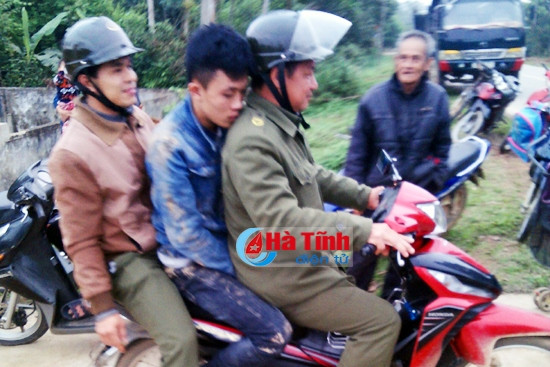 Dẫn giải một trong hai đối tượng về cơ quan công an